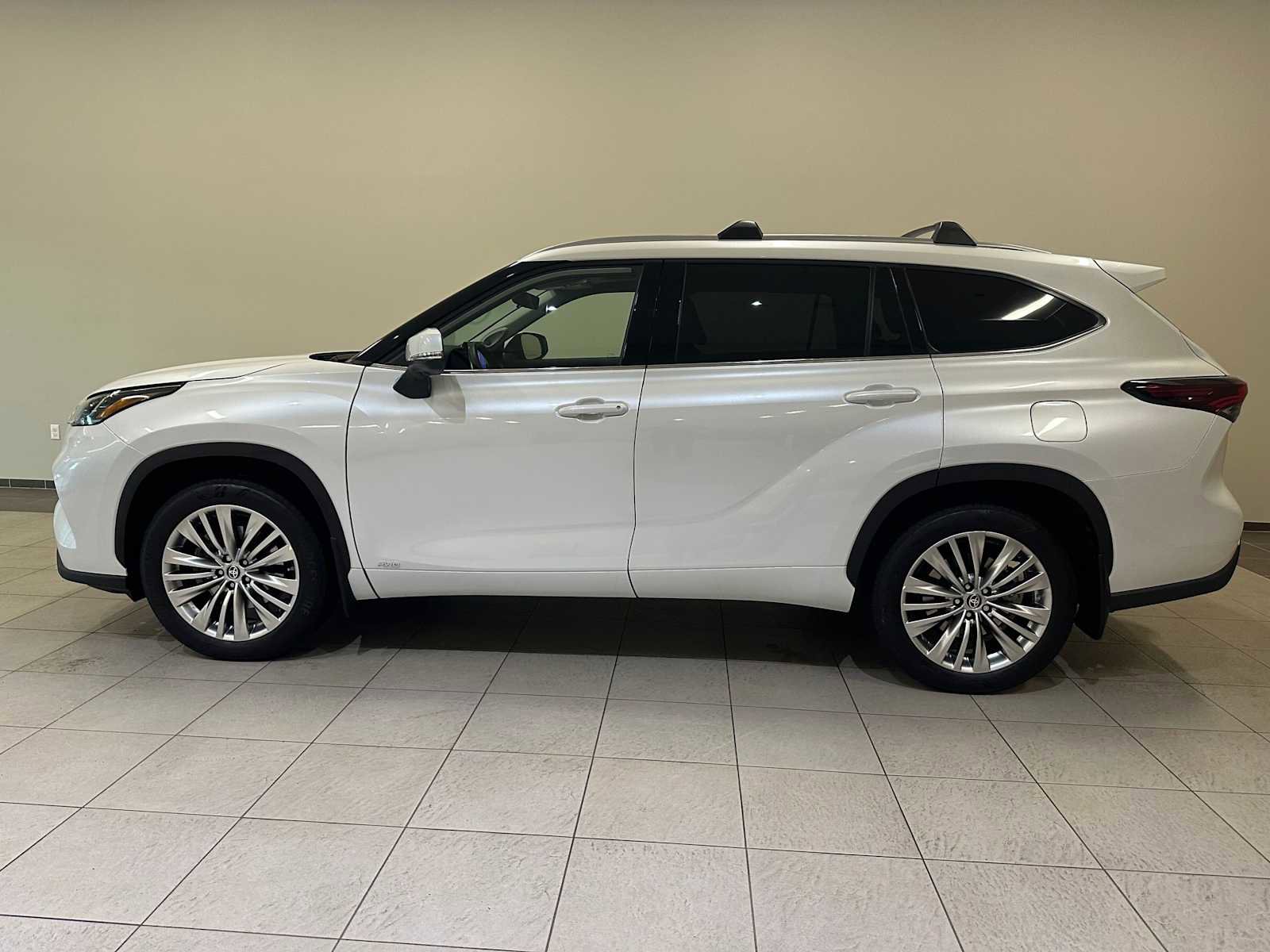 Certified 2025 Toyota Highlander Platinum image 3