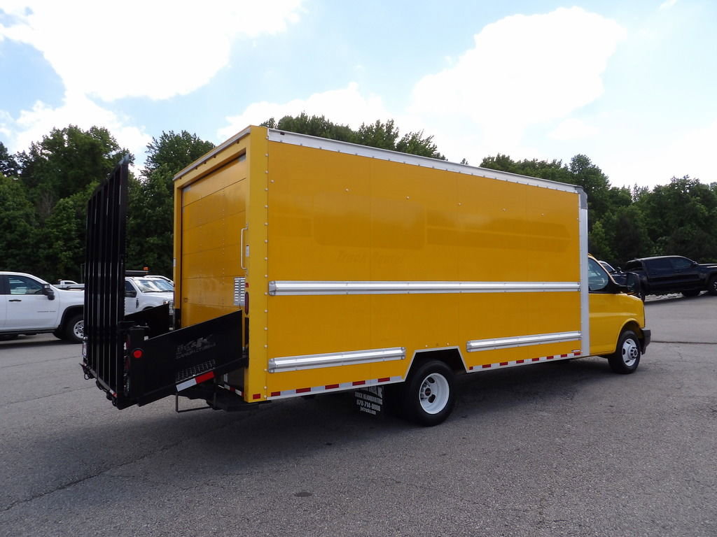 Used 2017 GMC Savana 3500 Extended RWD image 8