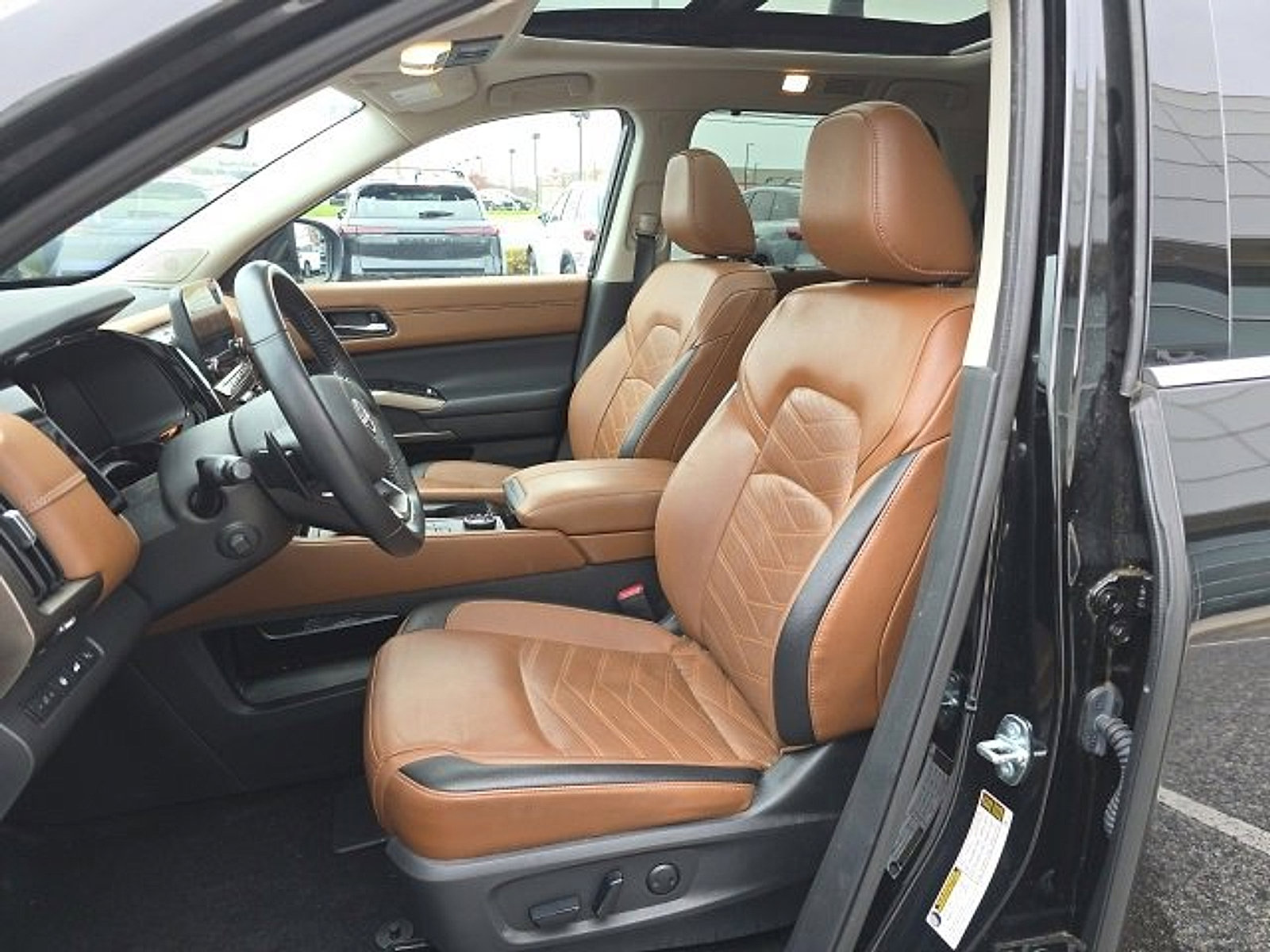 Used 2023 Nissan Pathfinder Platinum w/ Cargo Package image 10