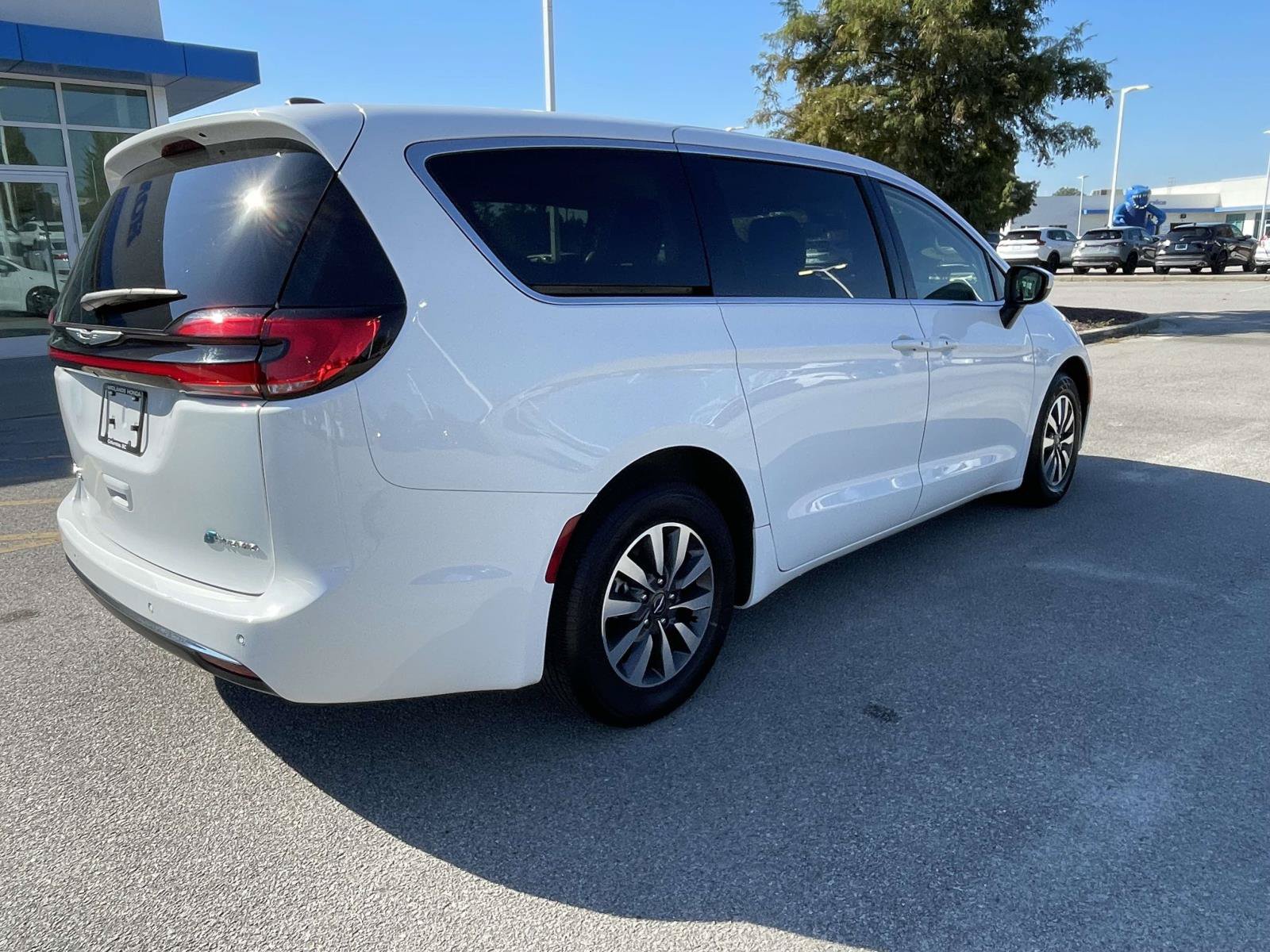 Used 2023 Chrysler Pacifica Touring-L FWD image 6