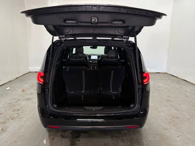 Used 2025 Chrysler Pacifica Limited image 10