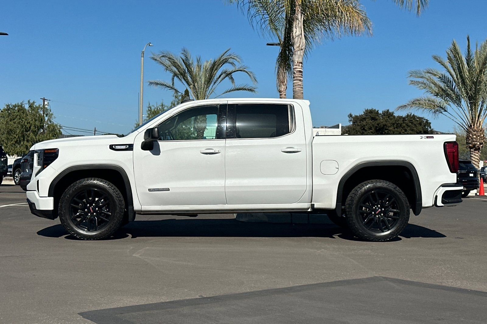 Used 2023 GMC Sierra 1500 Elevation w/ X31 Off-Road Package AWD/4WD image 7