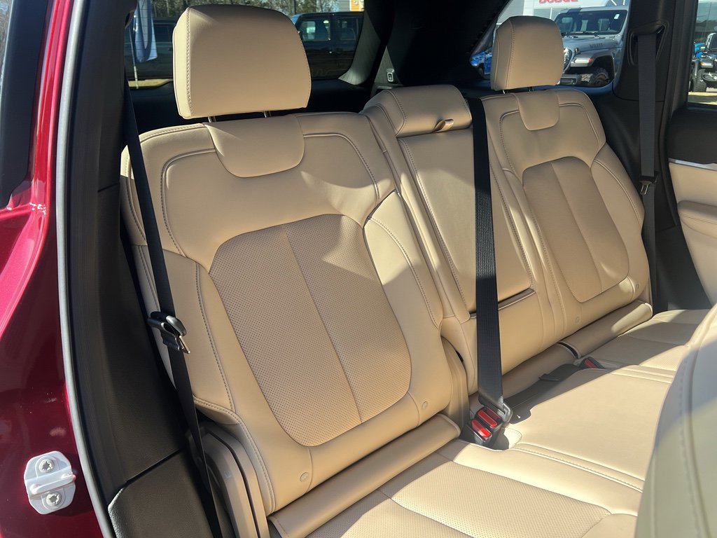 New 2025 Jeep Grand Cherokee Limited w/ Luxury Tech Group II AWD/4WD image 6