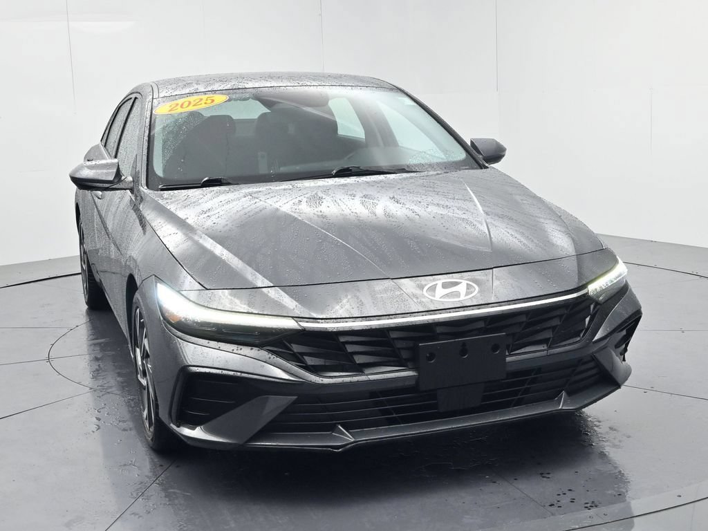 Used 2025 Hyundai Elantra SEL FWD image 2