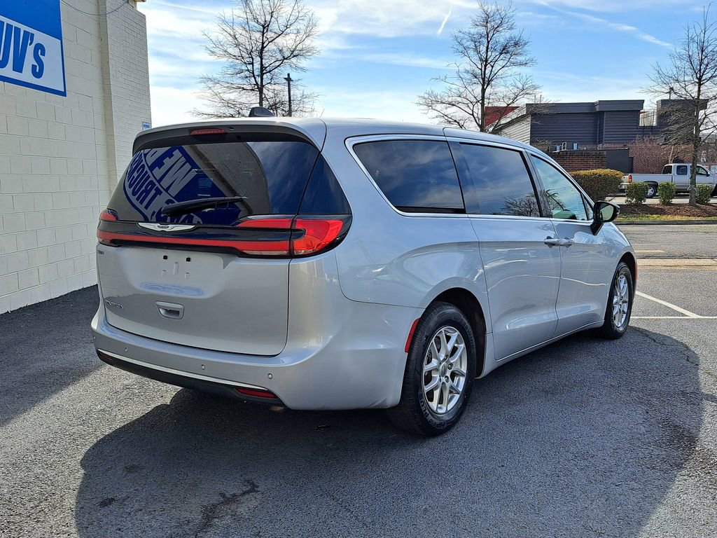 Used 2024 Chrysler Pacifica Touring-L image 6