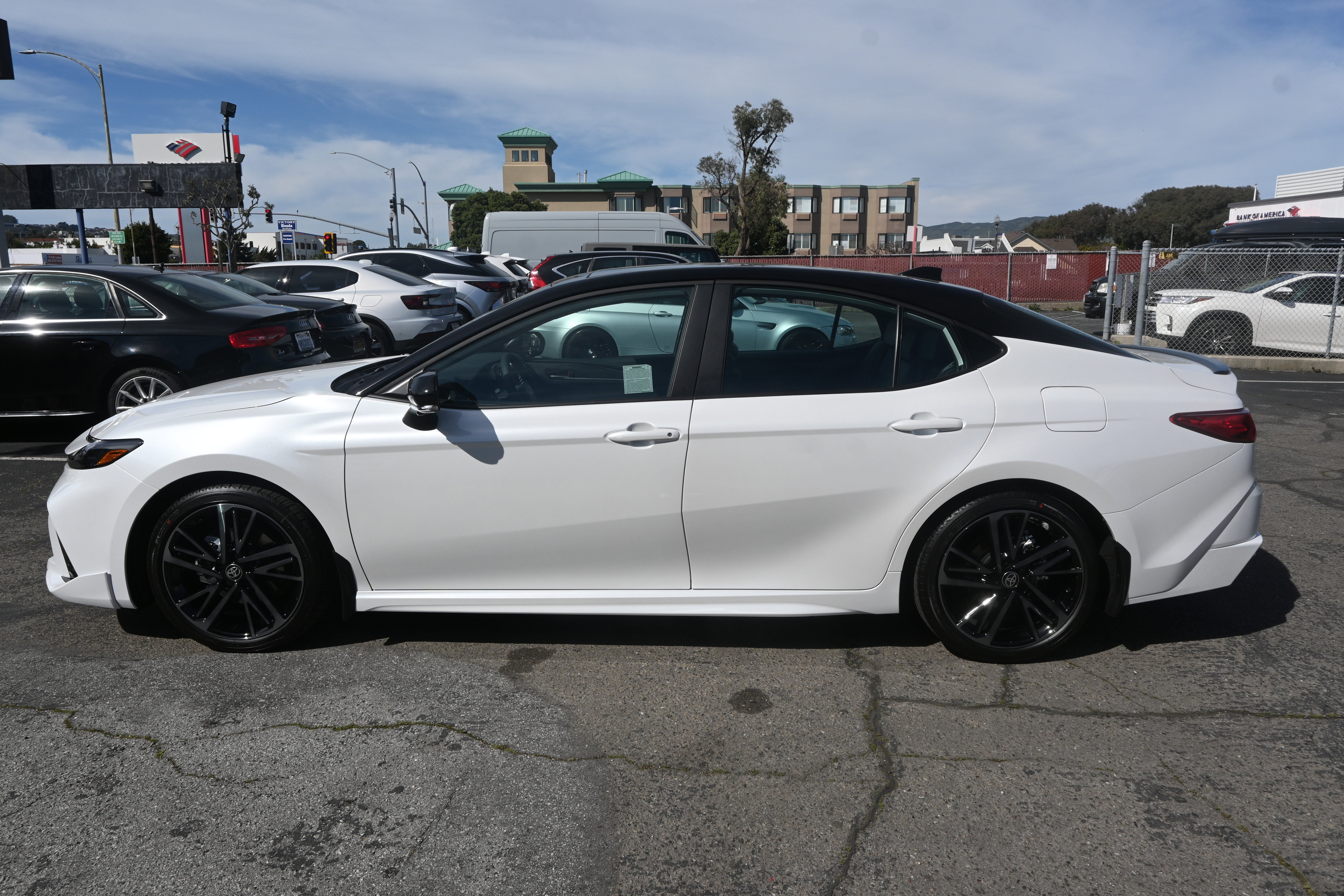 Used 2026 Toyota Camry Hybrid image 3