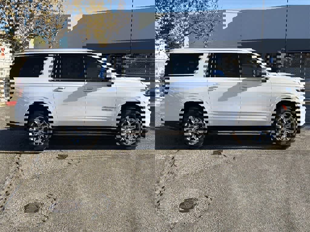 Used 2023 Chevrolet Suburban Premier image 3