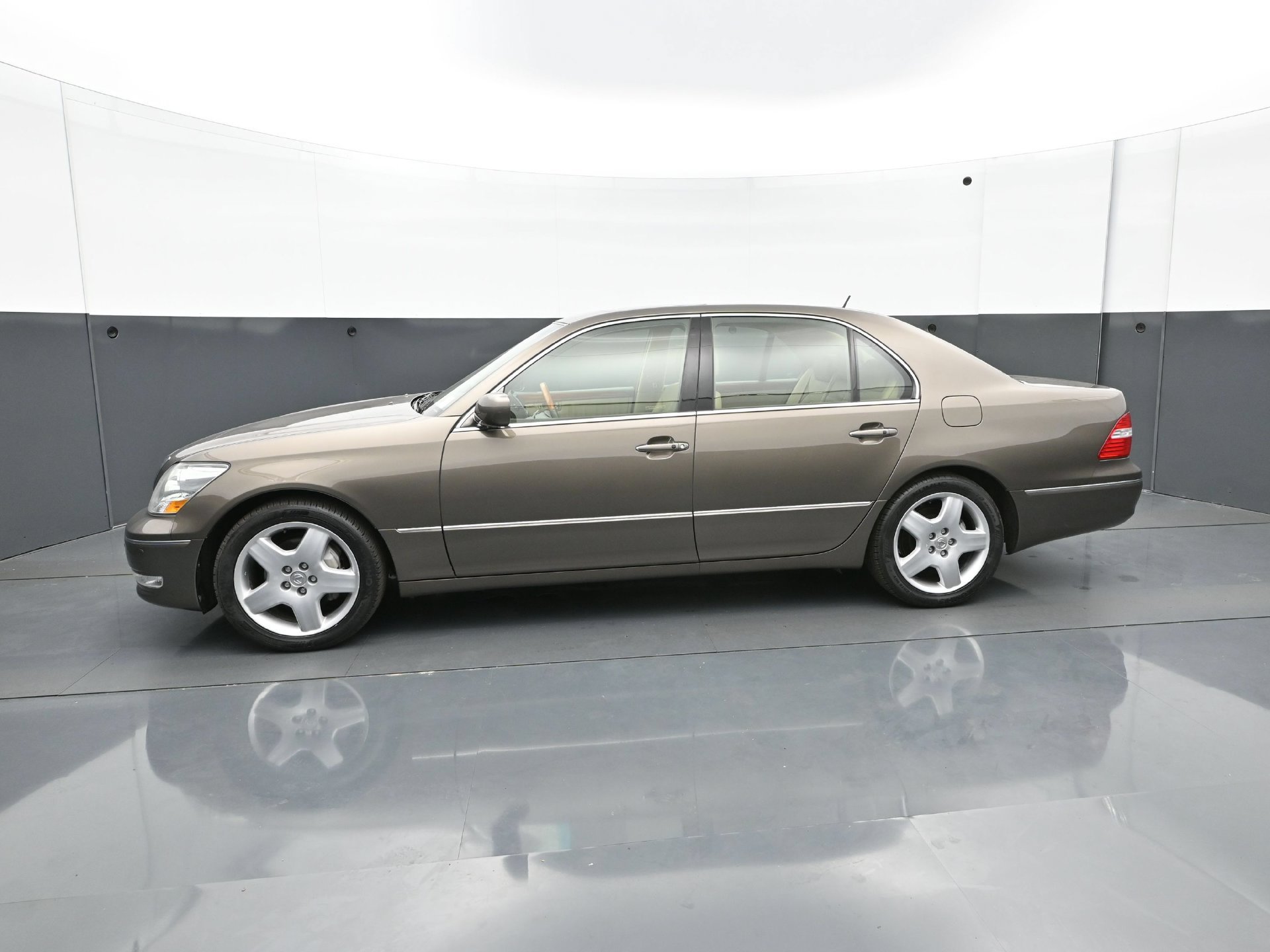 Used 2005 Lexus LS 430 RWD image 3