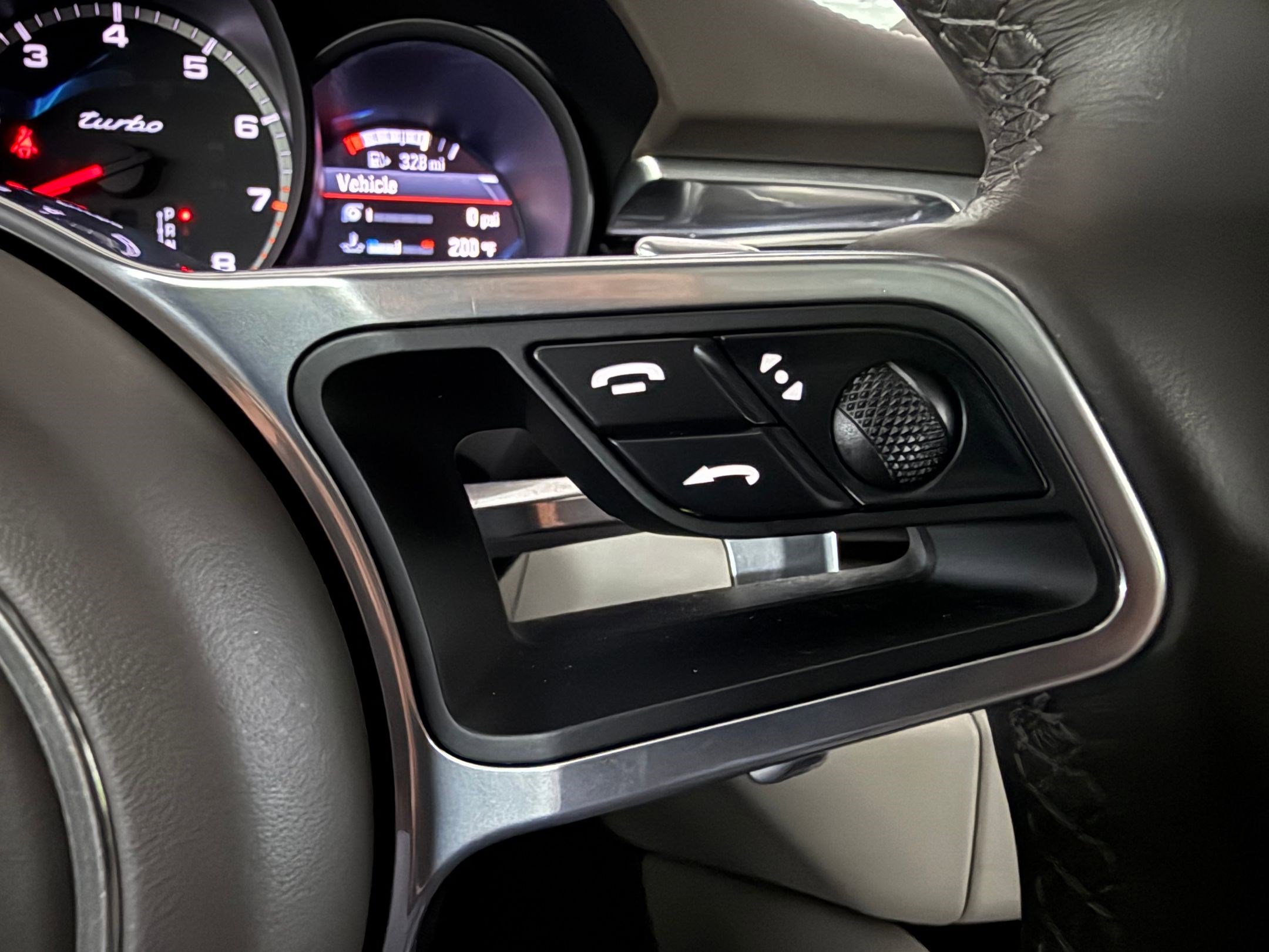 Used 2018 Porsche Macan Turbo AWD/4WD image 17