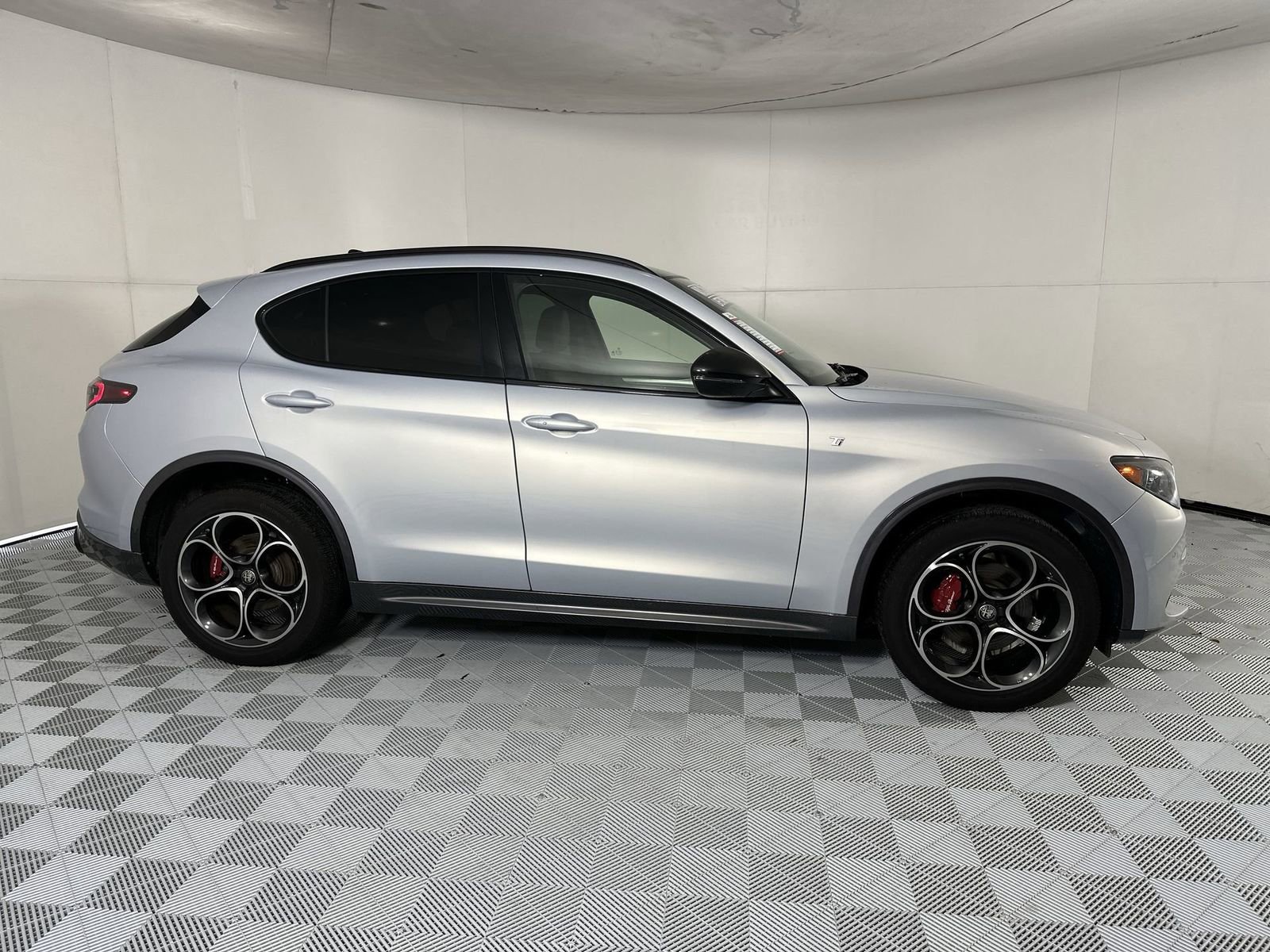 Used 2024 Alfa Romeo Stelvio Ti AWD/4WD image 9
