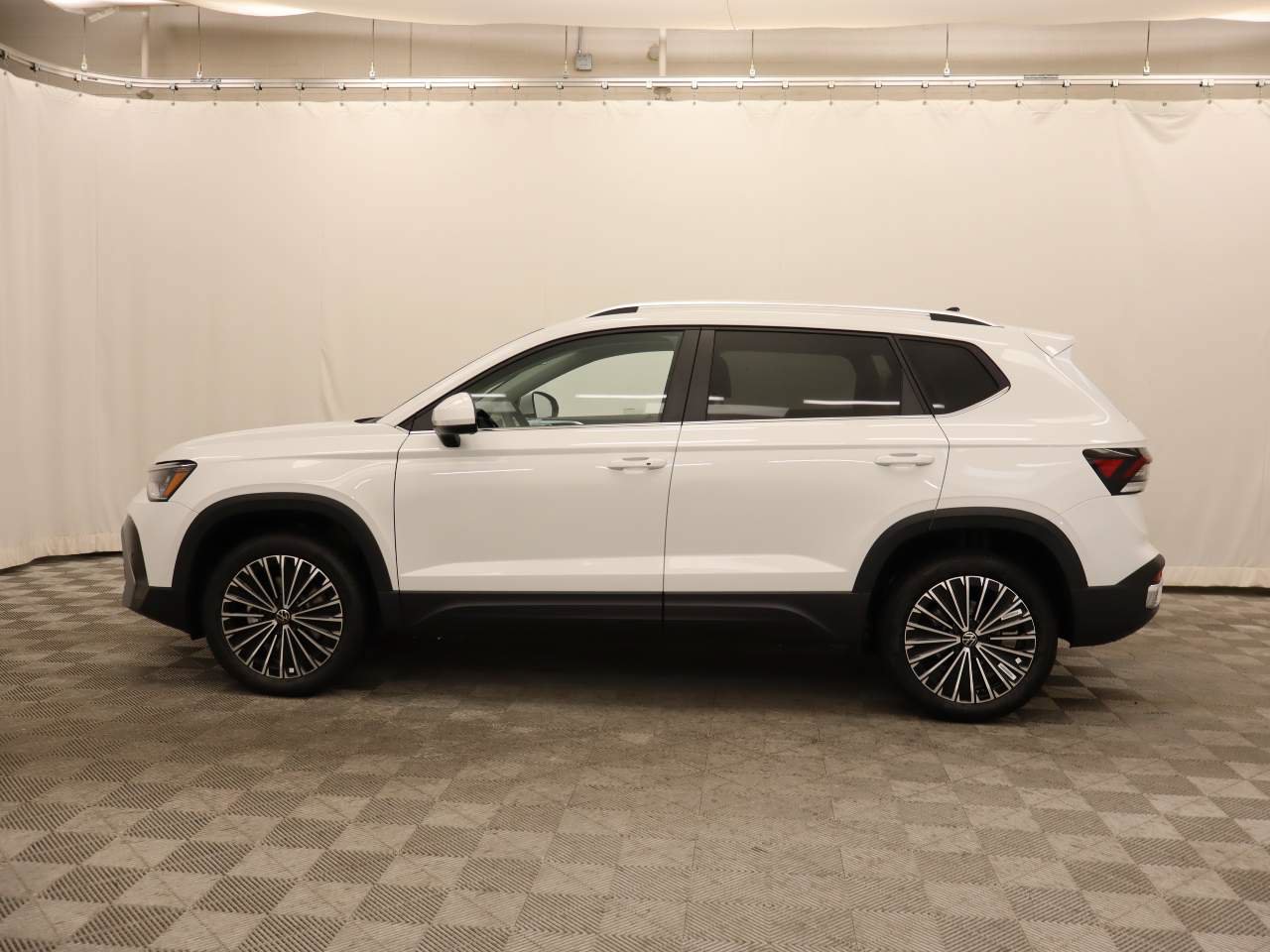 New 2026 Volkswagen Taos SE FWD image 2