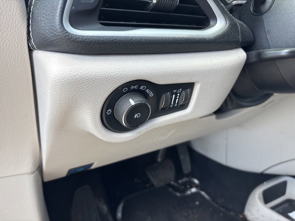 Used 2022 Chrysler Pacifica Touring-L FWD image 18