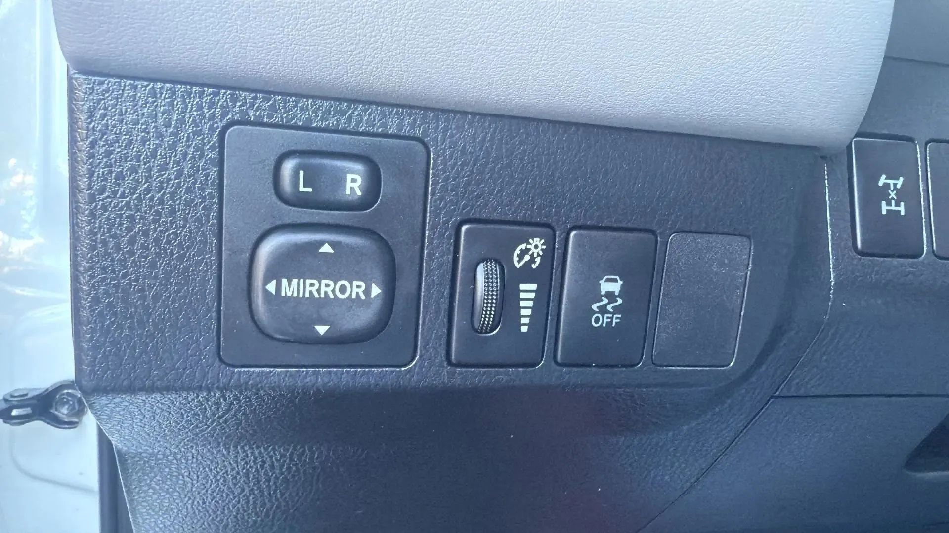 Used 2013 Toyota RAV4 XLE AWD/4WD image 23