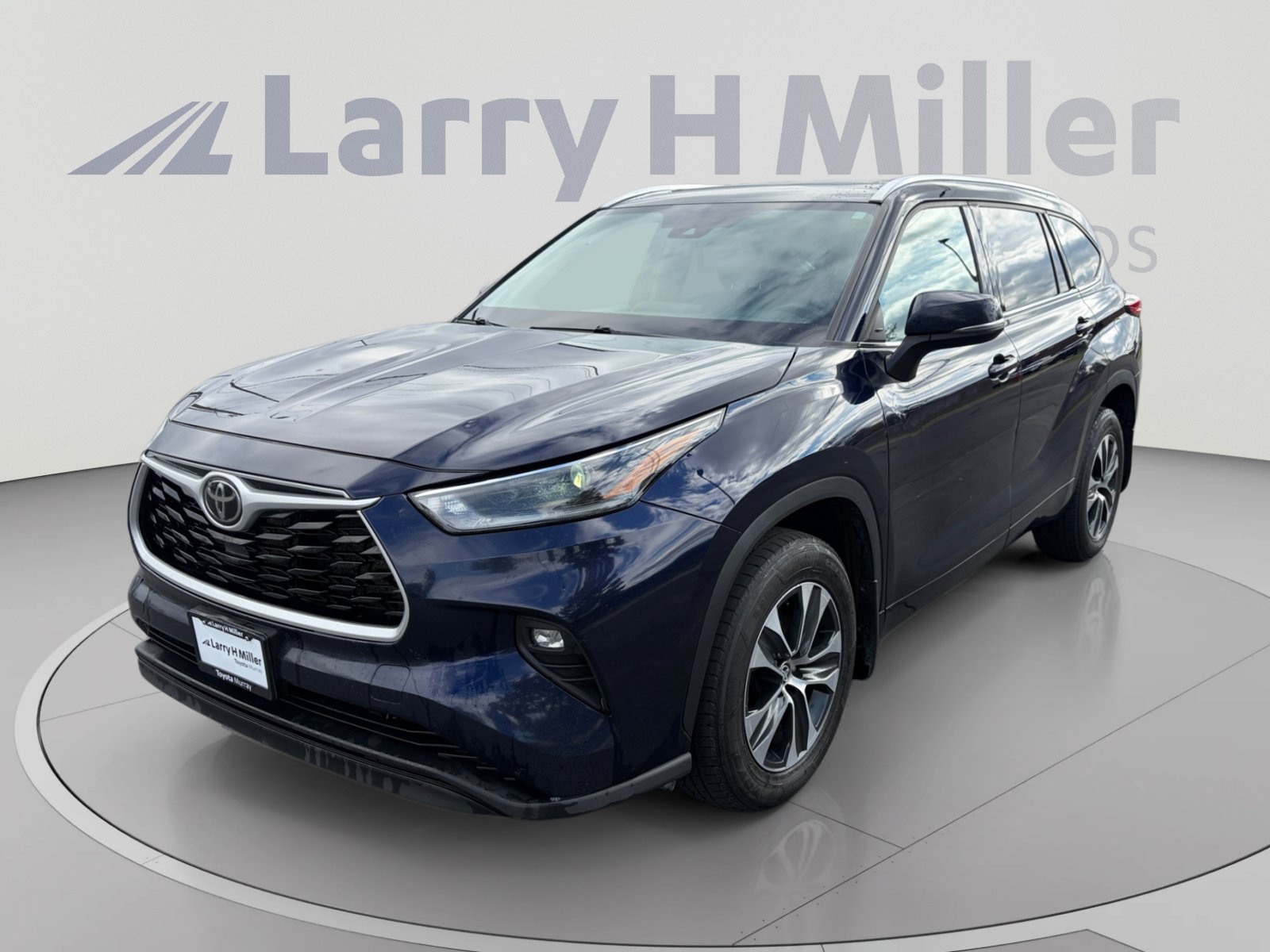 Used 2021 Toyota Highlander XLE AWD/4WD image 1