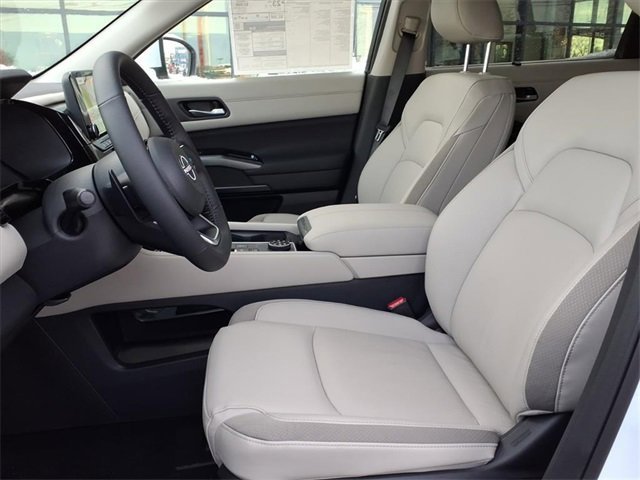 New 2025 Nissan Pathfinder SL image 9