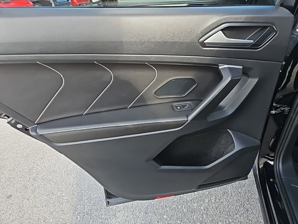 Used 2024 Volkswagen Tiguan SE image 29