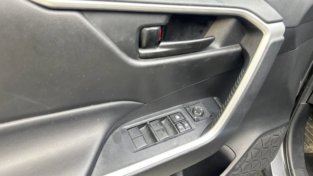 Used 2021 Toyota RAV4 LE FWD image 32