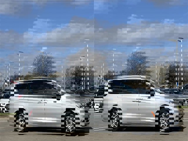 Used 2024 Chrysler Pacifica Touring-L image 3