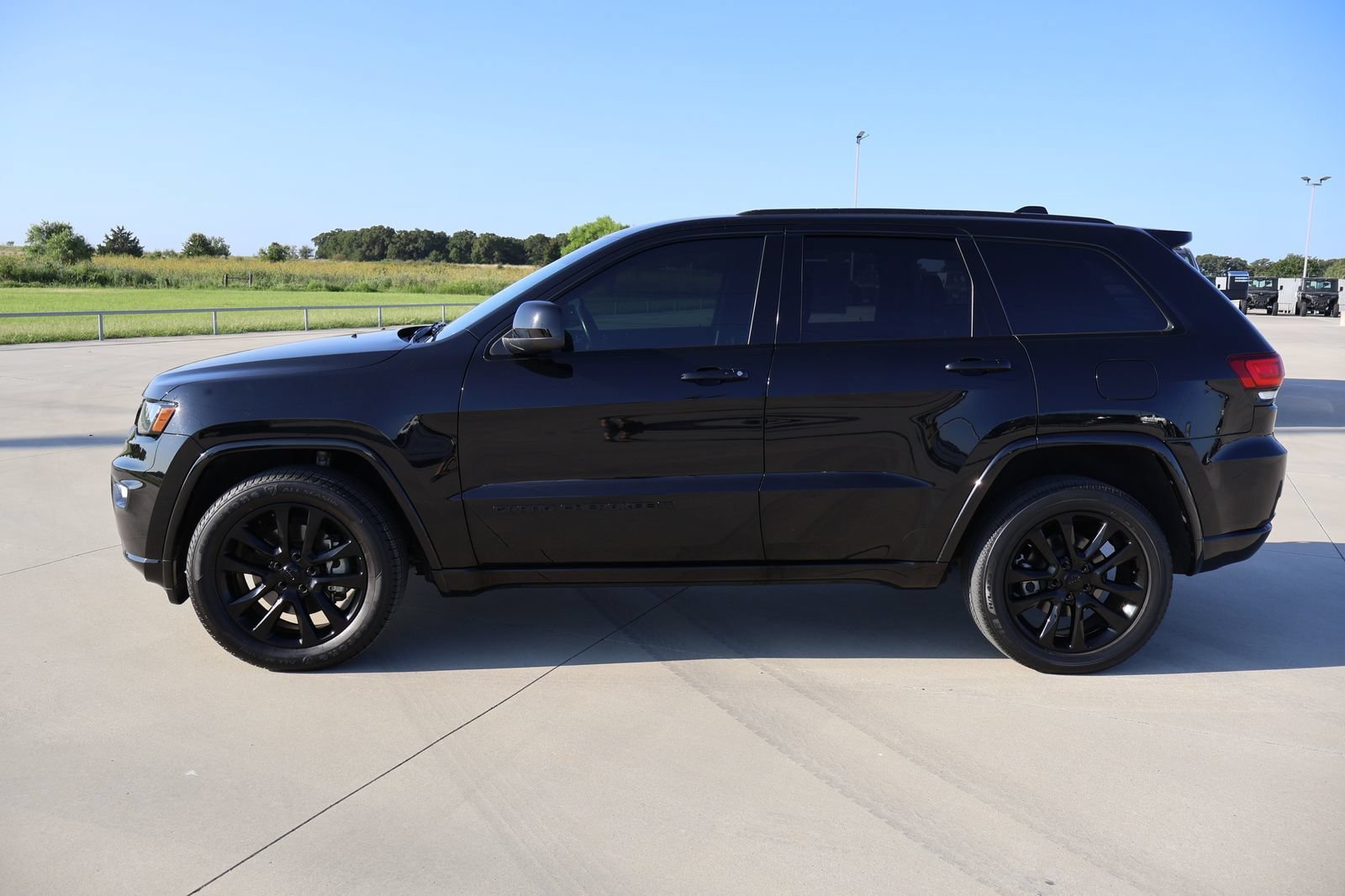 Used 2022 Jeep Grand Cherokee Laredo X AWD/4WD image 2