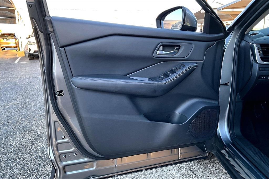 Used 2024 Nissan Rogue SV image 25