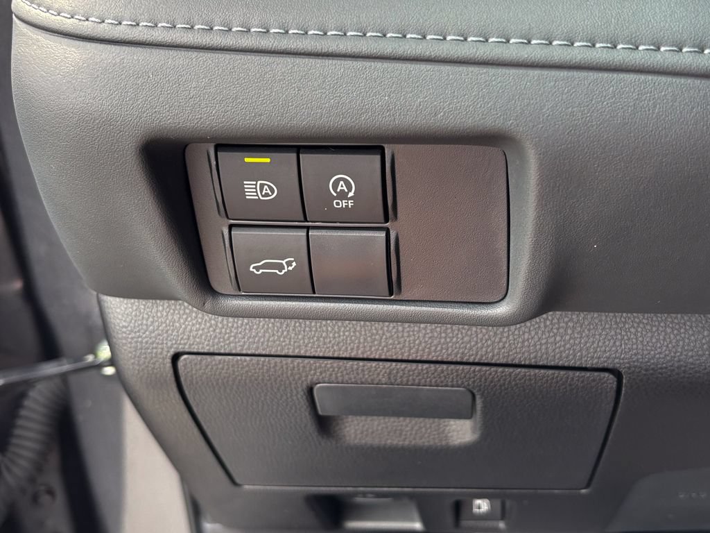 Used 2025 Toyota Highlander LE AWD/4WD image 32