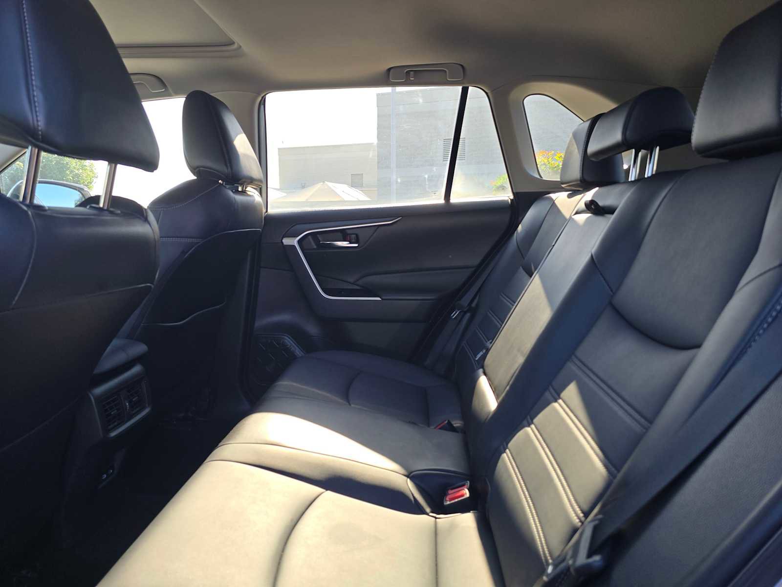 Used 2022 Toyota RAV4 XLE Premium image 18