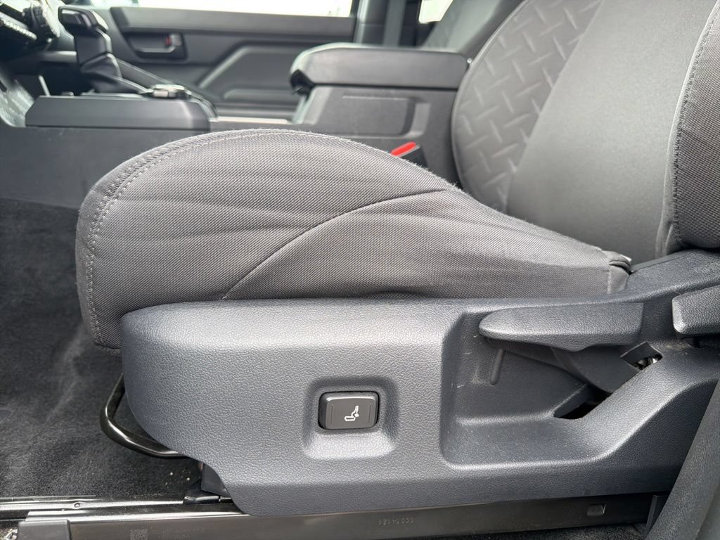 Used 2025 Toyota Tacoma SR5 AWD/4WD image 32
