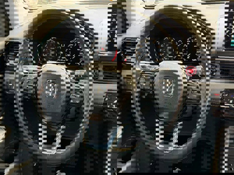 Used 2025 Honda Pilot Touring image 13