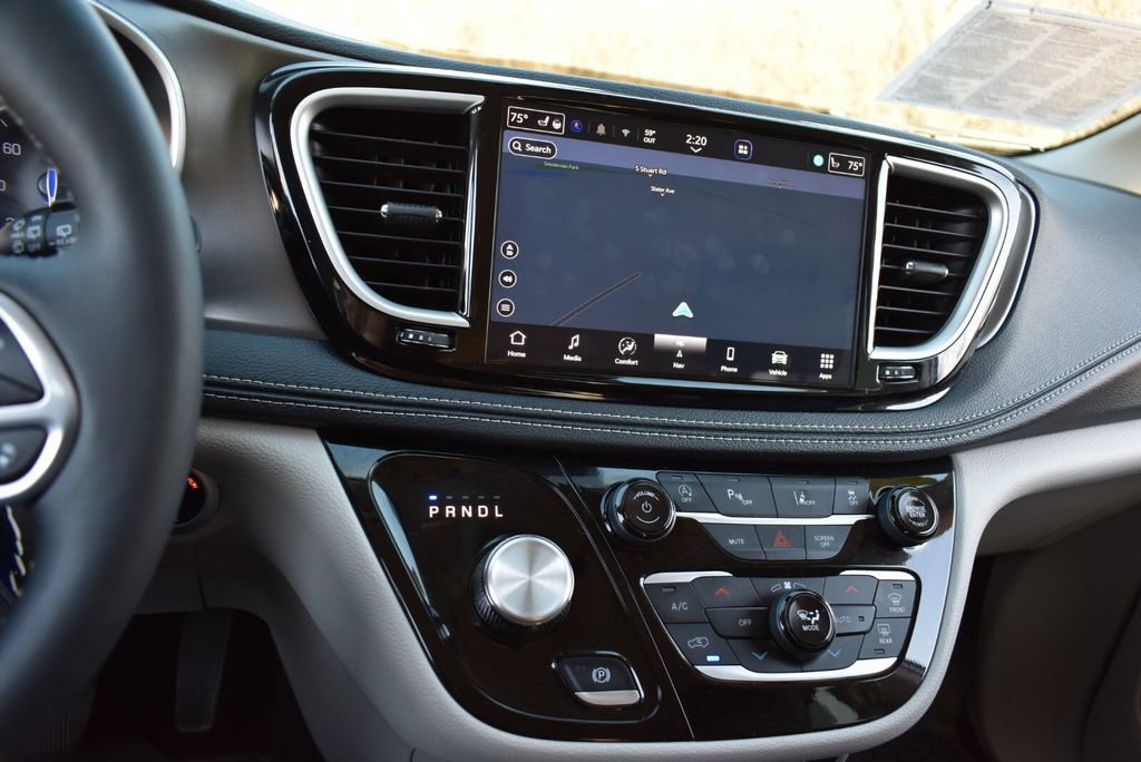 Used 2024 Chrysler Pacifica Touring-L w/ Uconnect Theater Family Group image 17