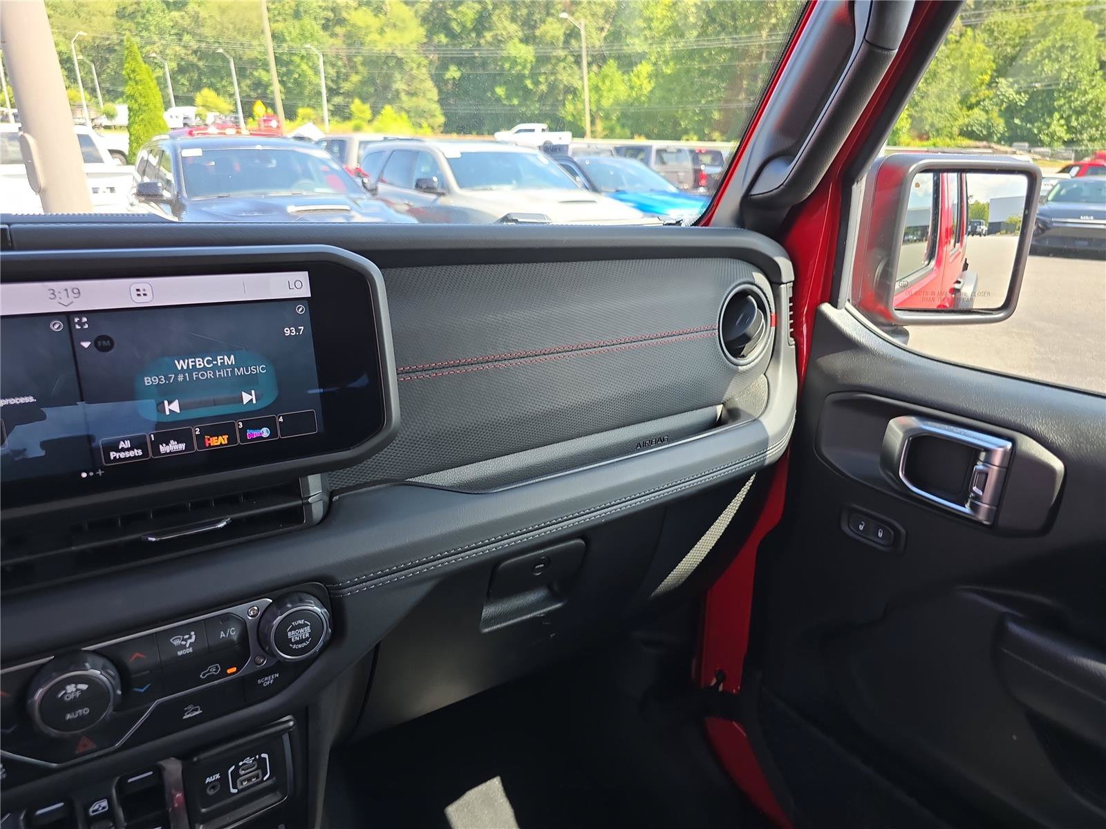 Used 2026 Jeep Wrangler Unlimited Rubicon AWD/4WD image 24