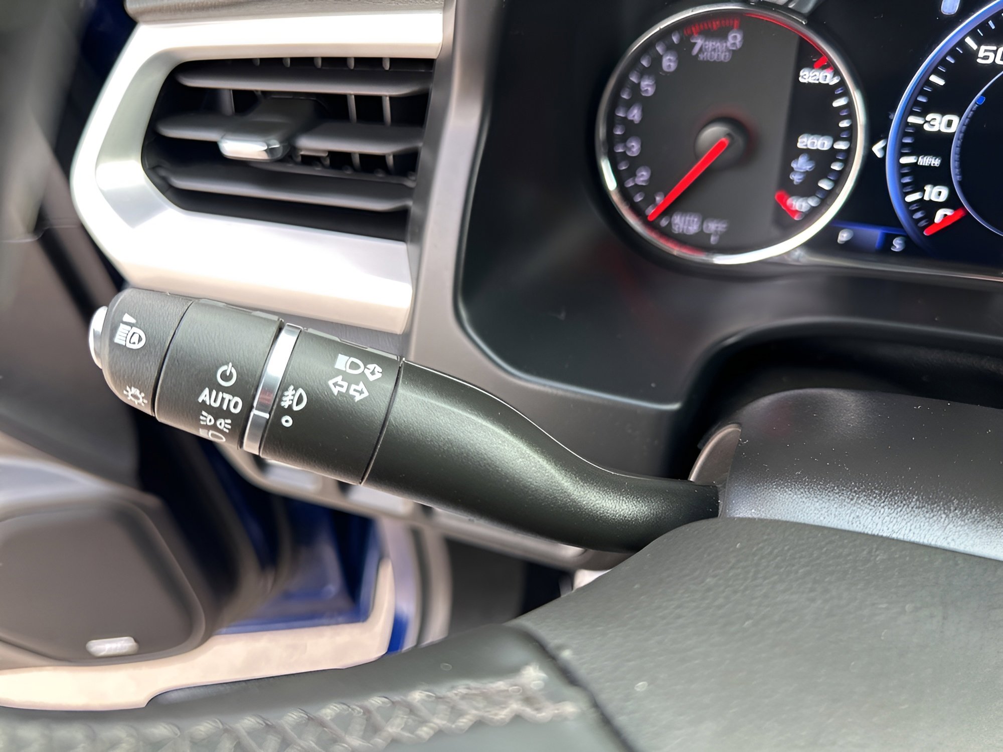 Used 2023 GMC Acadia SLT w/ Technology Package image 16