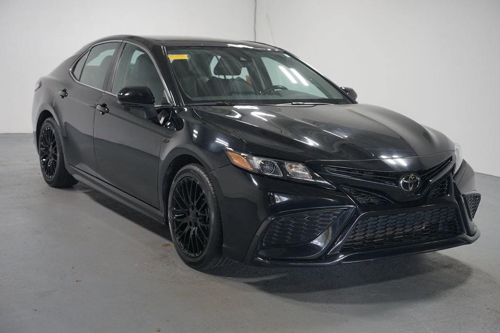 Used 2024 Toyota Camry SE image 3