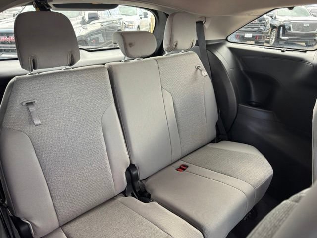 Used 2026 Toyota Sienna LE AWD/4WD image 23