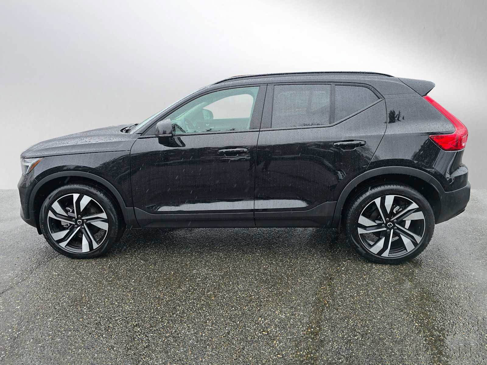 Used 2025 Volvo XC40 B5 Plus AWD/4WD image 6