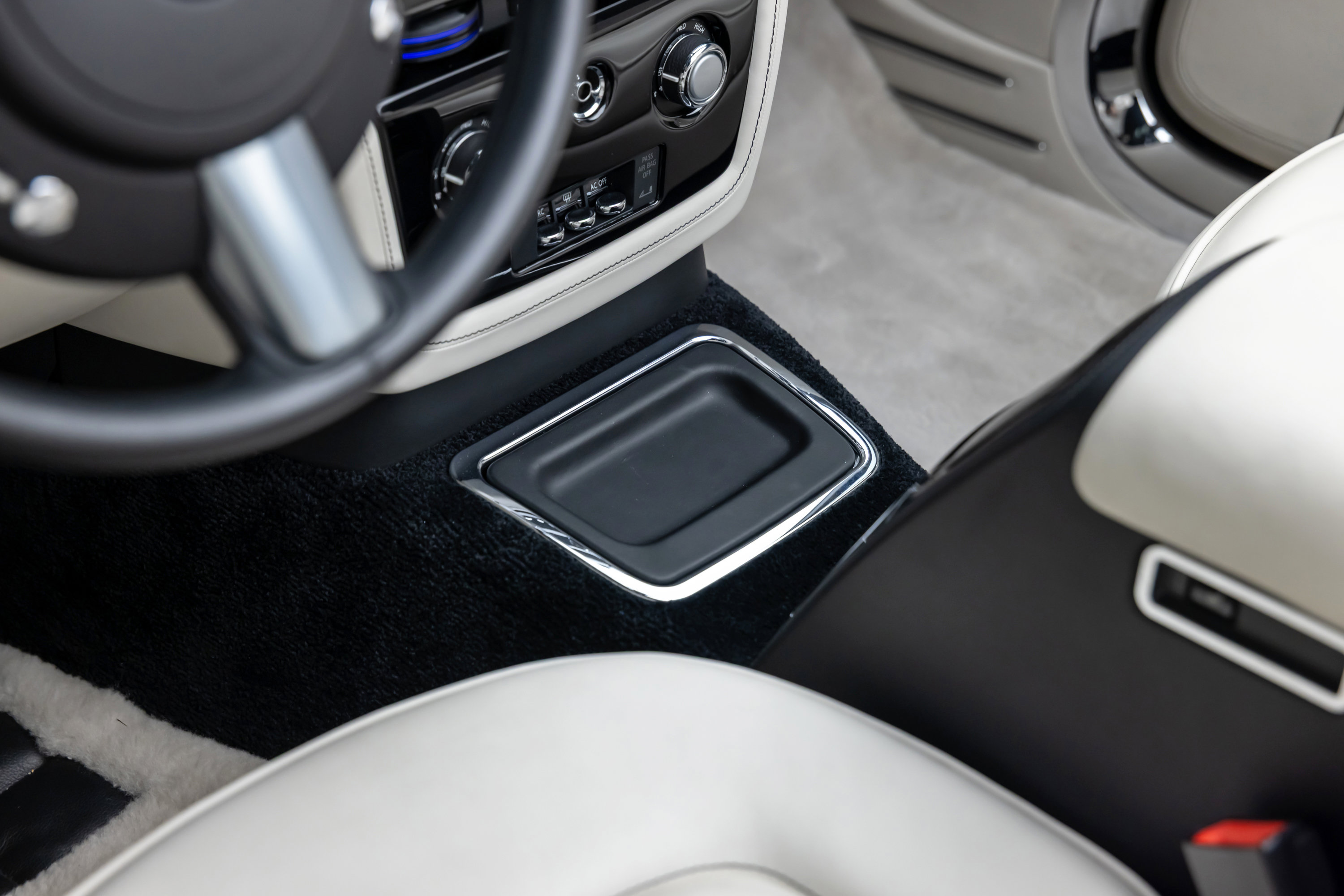 Used 2013 Rolls-Royce Phantom Drophead Coupe image 28