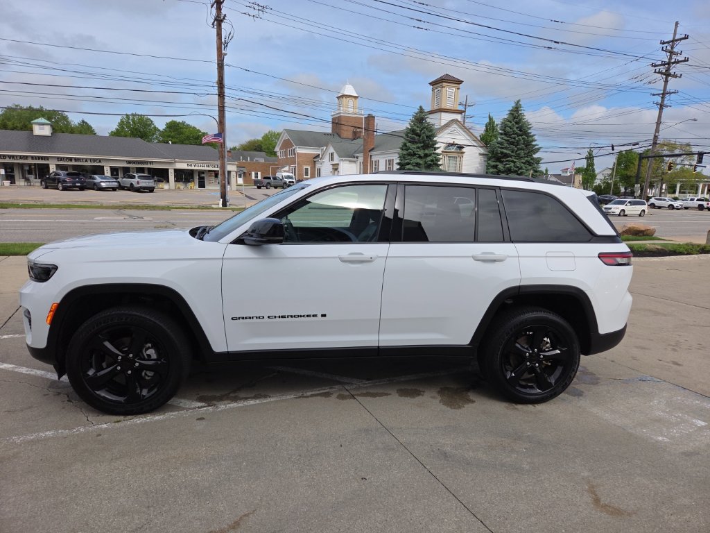 Used 2024 Jeep Grand Cherokee Altitude AWD/4WD image 7