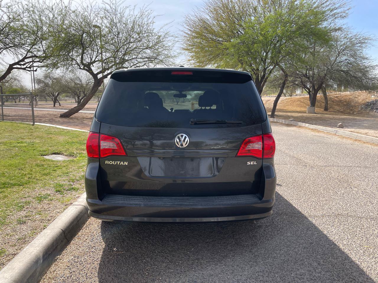 Used 2012 Volkswagen Routan SEL FWD image 4
