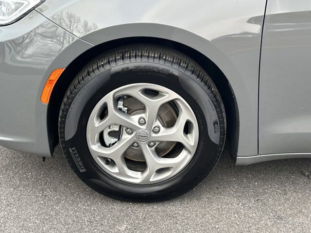 Certified 2024 Chrysler Pacifica Limited image 15