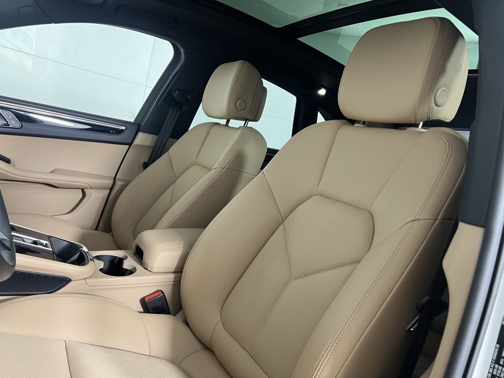 Certified 2025 Porsche Macan image 5