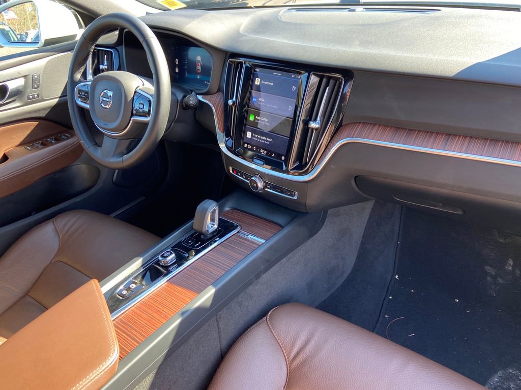 Used 2025 Volvo V60 B5 Cross Country Plus image 24