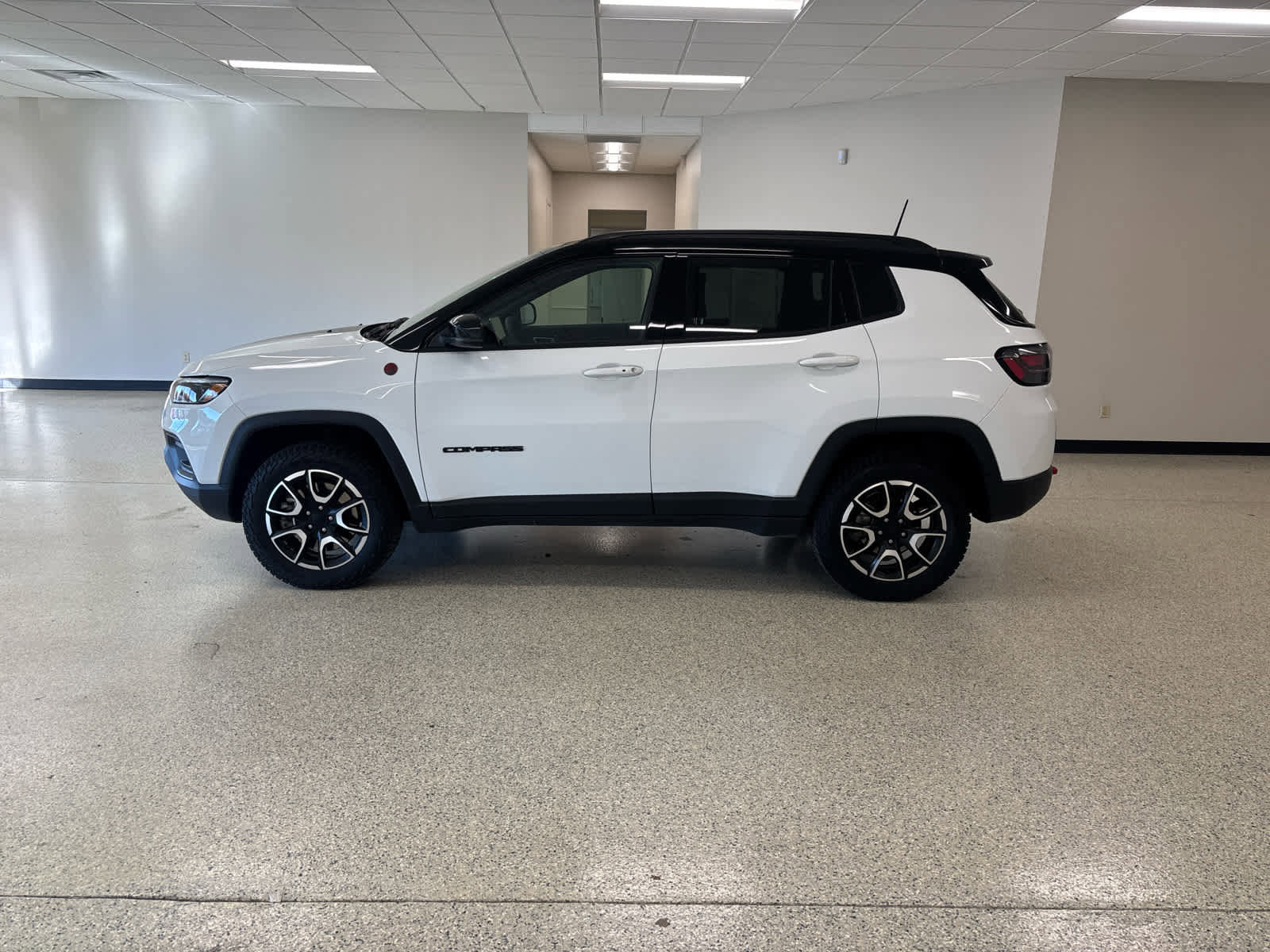 Used 2024 Jeep Compass Trailhawk w/ Trailhawk Elite Group image 10