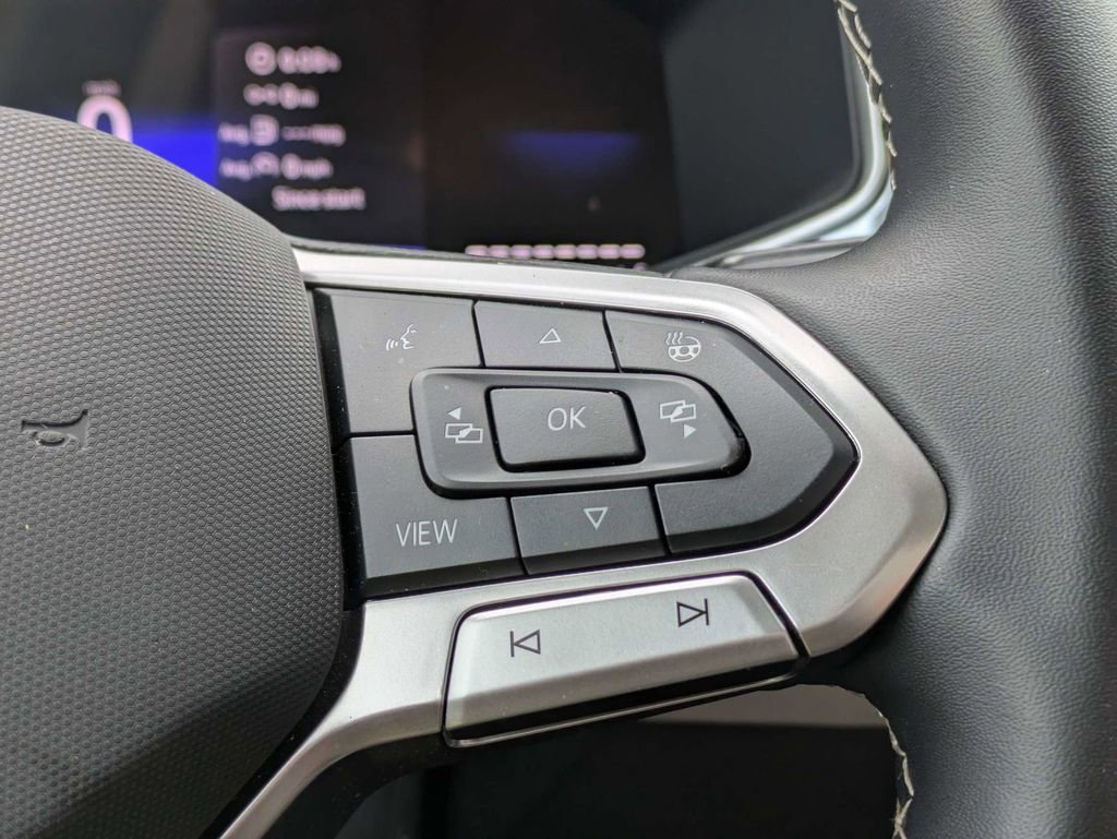 Certified 2025 Volkswagen Taos SE w/ Panoramic Sunroof Package image 34