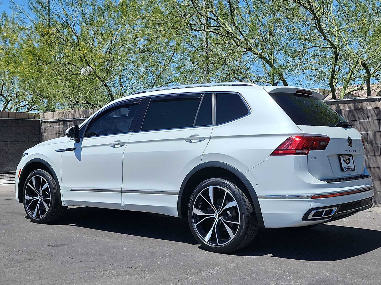 Used 2022 Volkswagen Tiguan SEL R-Line AWD/4WD image 6