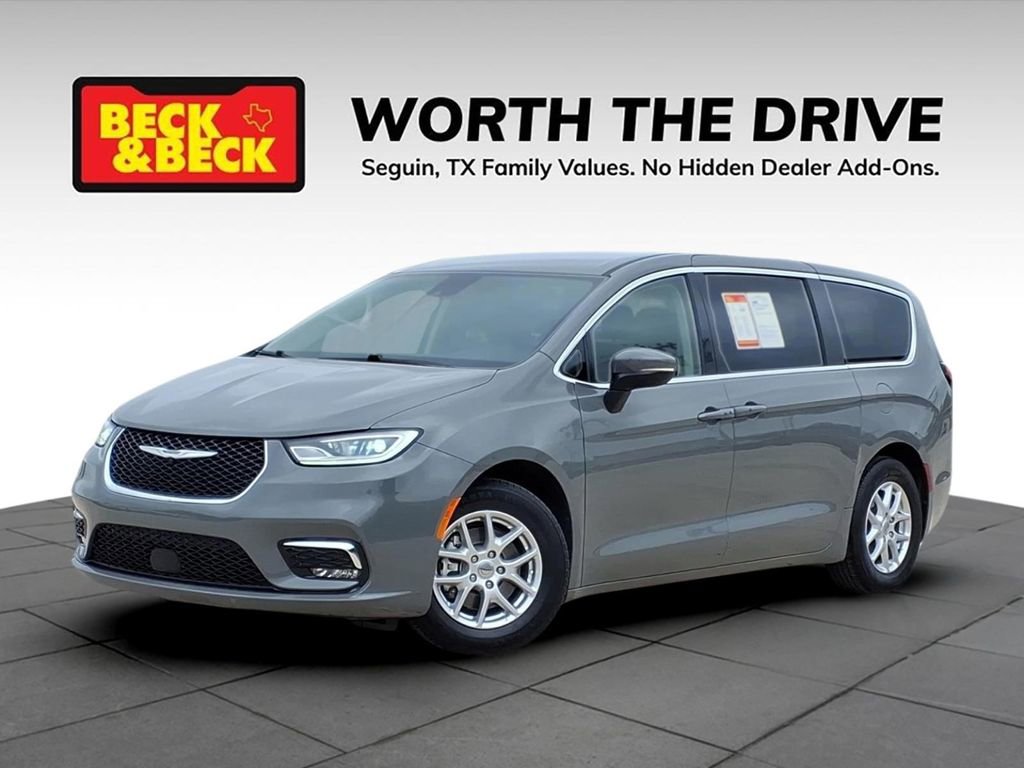 Used 2023 Chrysler Pacifica Touring-L FWD image 1