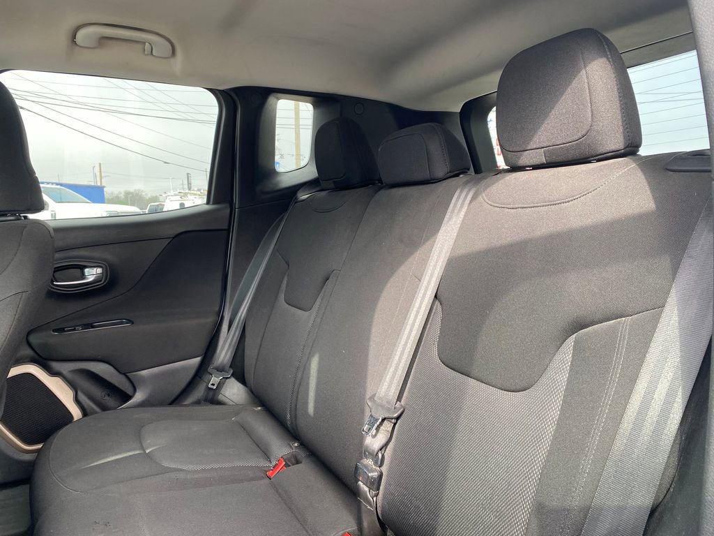 Used 2015 Jeep Renegade Latitude w/ Cold Weather Group FWD image 15