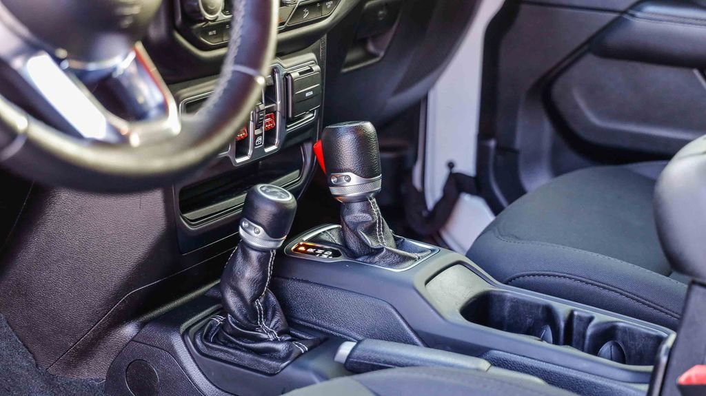 Used 2019 Jeep Wrangler Unlimited Sahara image 24