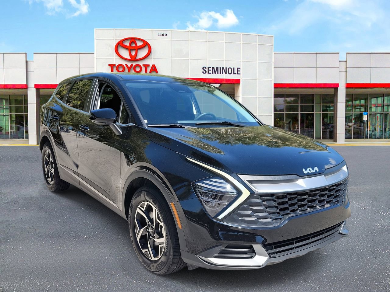 Used 2025 Kia Sportage LX image 2