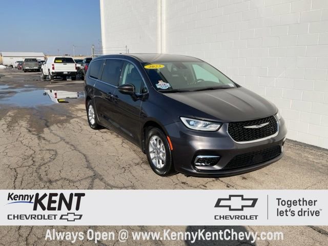 Used 2023 Chrysler Pacifica Touring-L image 1