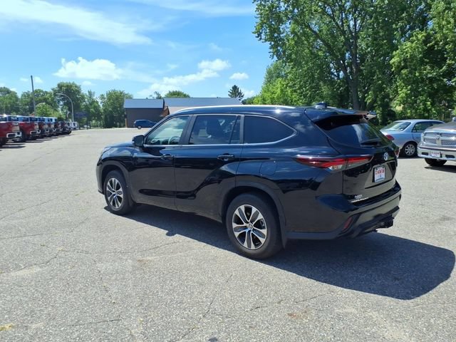 Used 2024 Toyota Highlander XLE AWD/4WD image 5
