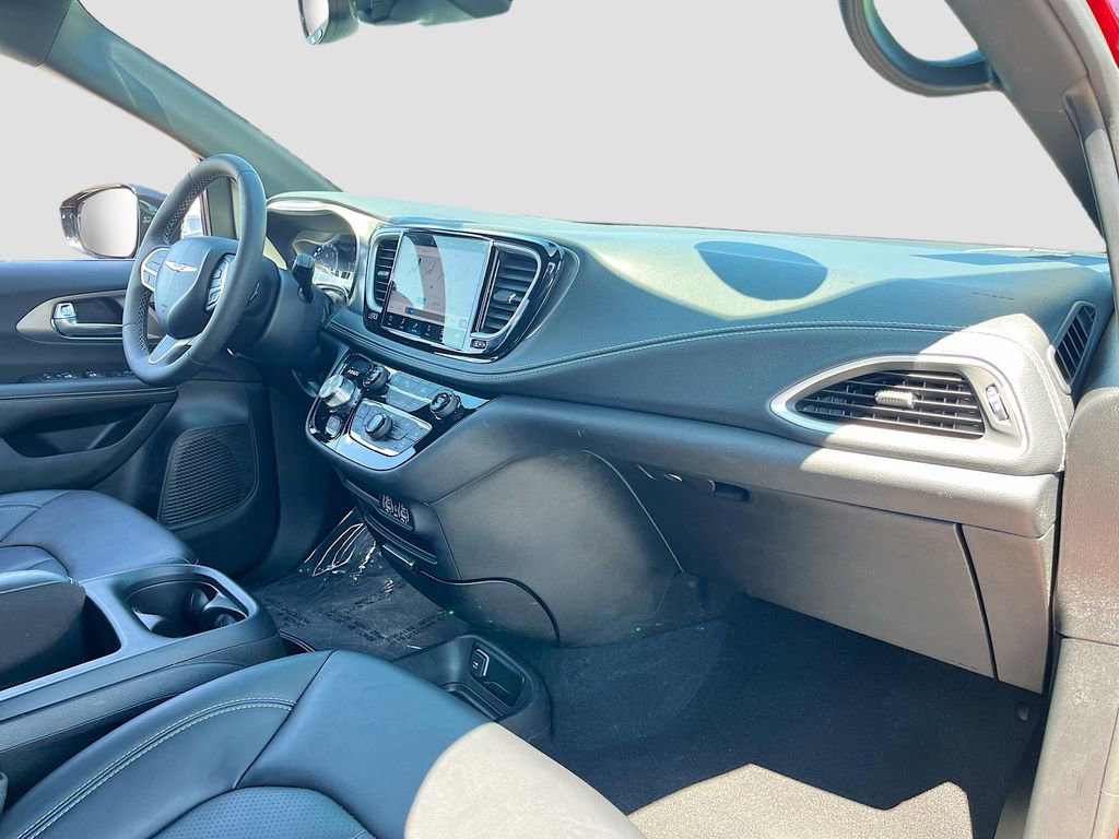 Certified 2025 Chrysler Pacifica Select image 29